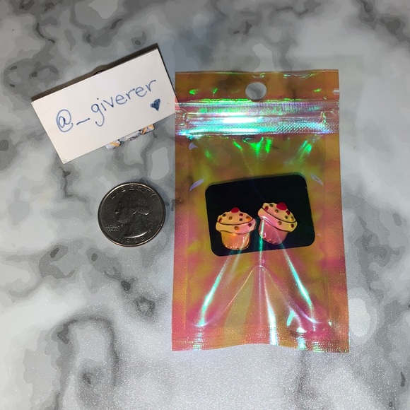 Cupcake with Sprinkles 🧁 Earrings w Backs - Picture 5 of 9